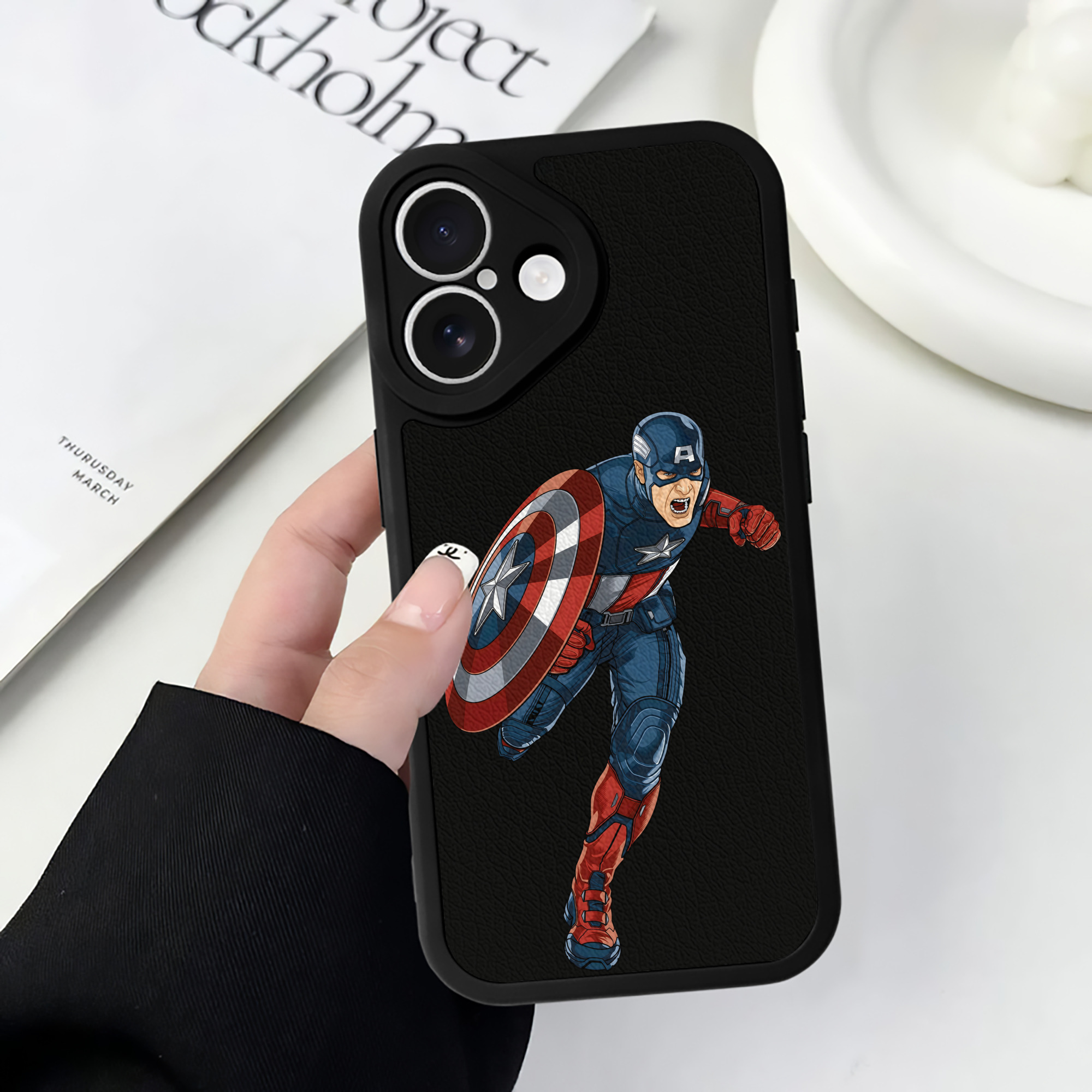 （画像用） アベンジャーズ The Avengers 【iPhone 16シリーズ対応】シリコンスマホケース（レザー調） 材質：シリコン